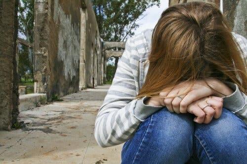 Une adolescente triste pratiquant l'automutilation