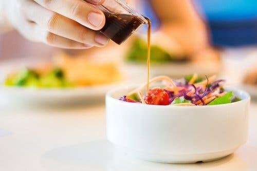 Les salades avec de l'avocat à la sauce piquante