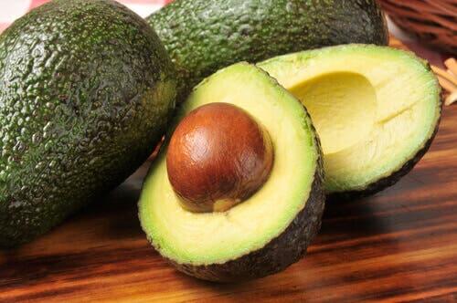 Un avocat ouvert en deux