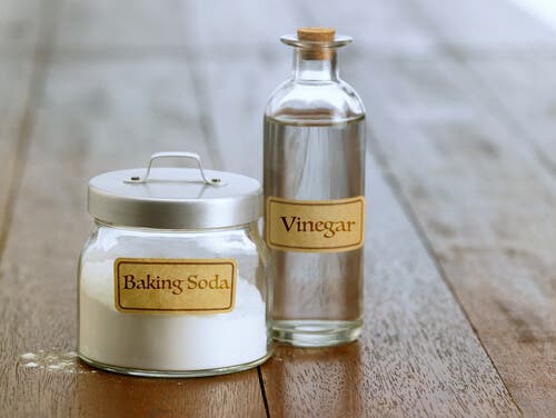 On retrouve le bicarbonate de soude et le vinaigre dans de multiples nettoyants ménagers