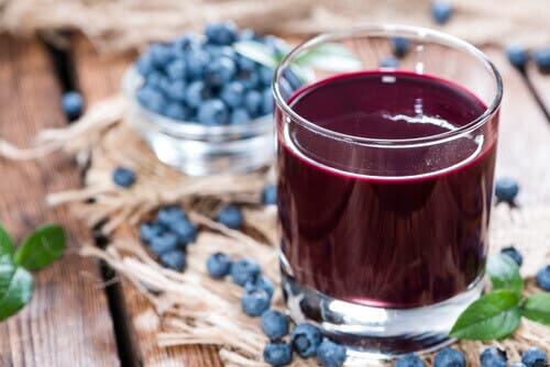 Un verre de jus de myrtilles
