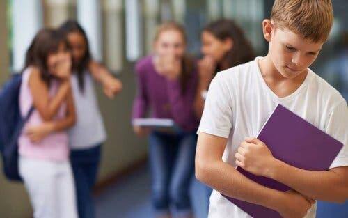 Un enfant victime de moqueries, ce qui génère en lui une anxiété sociale