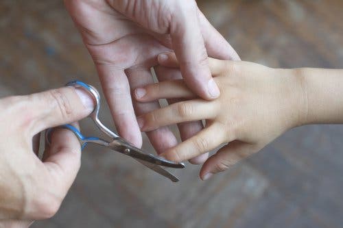 Couper les ongles des enfants.