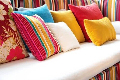 Un canapé avec des coussins colorés pour une maison plus accueillante