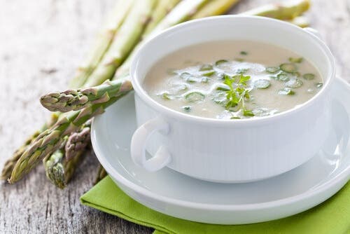 Une crème d'asperges vertes dans un bol