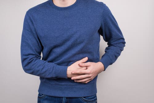 Un homme ayant des gaz intestinaux