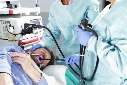 Une intervention en cours pour extraire un corps étranger œsophagien.