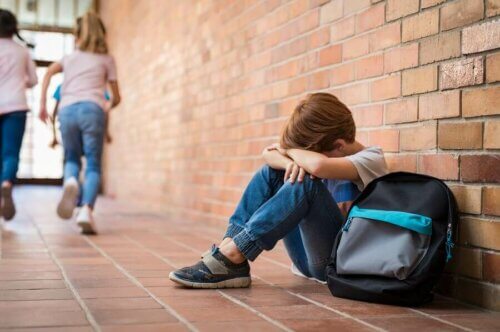 Votre enfant souffre d’anxiété sociale ? 4 conseils pour l’aider