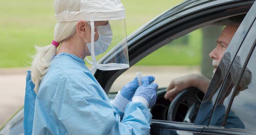 Une personne portant un EPI pour se protéger face au coronavirus