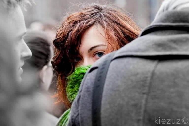 Une femme souffrant d'anxiété sociale