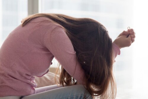 Une femme en proie aux troubles de l'humeur