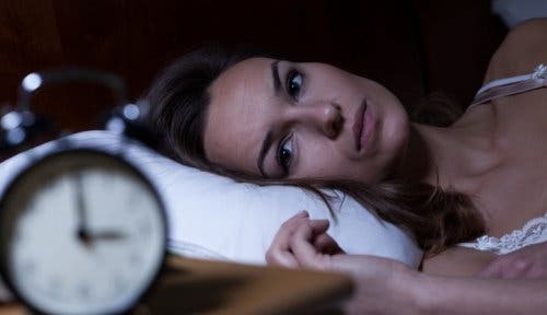 Une femme n'arrivant pas à dormir à cause d'un mauvais rituel du soir