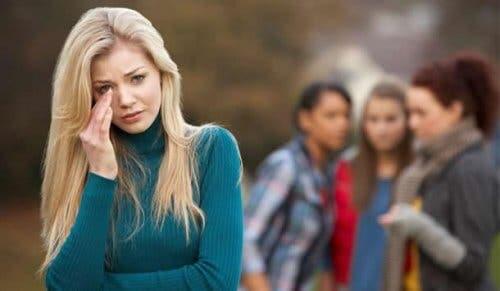 Un problème d'estime de soi peut mettre à l'écart