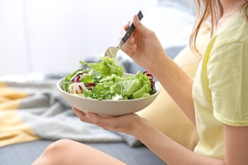 Une femme en train de manger des produits alimentaires light