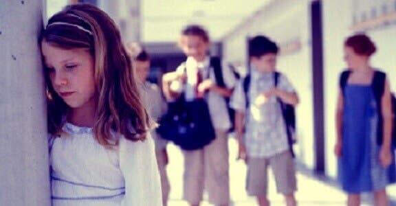 Une fillette souffrant d'anxiété sociale