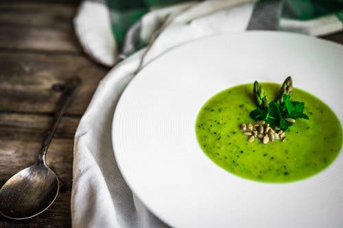 Parmi les apéritifs végans figure le gaspacho vert