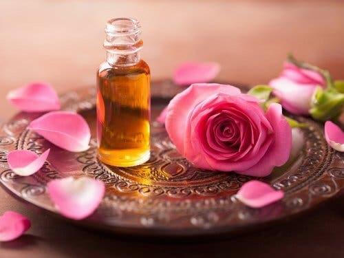 Protéger les cheveux du soleil avec de l'huile de roses