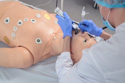 La réalisation d'une intubation sur un mannequin