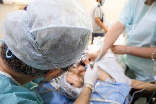 Une intervention chirurgicale nécessitant une intubation