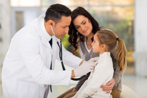 L'examen médical d'une jeune fille pour déceler une éventuelle valvule aortique bicuspide