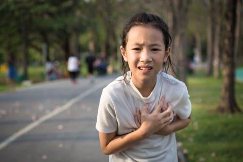Une jeune fille qui souffre de la valvule aortique bicuspide