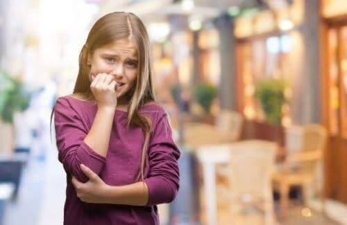 La mauvaise habitude de se ronger les ongles.