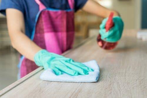 Parmi les nettoyants ménagers sans produits toxiques, on en trouve un pour nettoyer les meubles