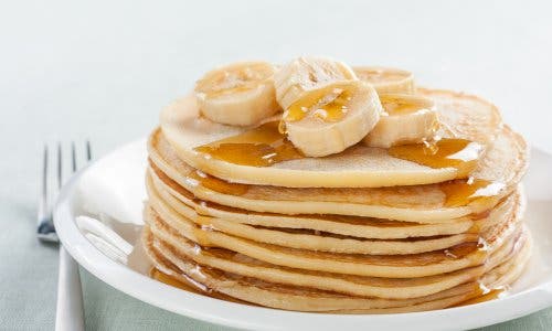Des pancakes sans gluten à la banane prêts à être dégustés