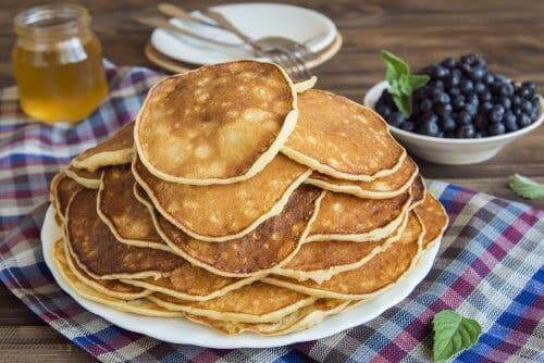 Des pancakes protéinés avec des œufs.