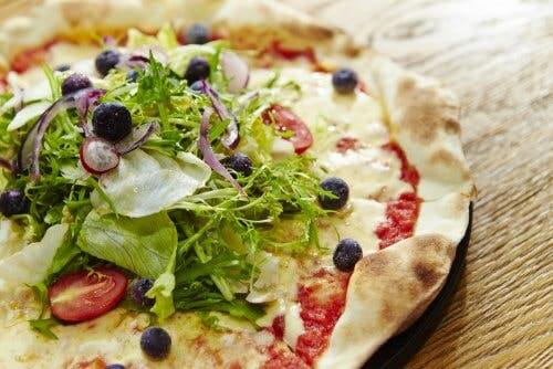 Une pizza à la napolitaine et de la salade