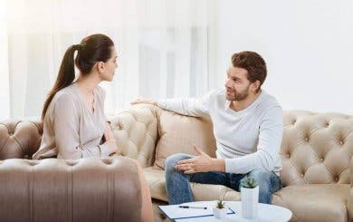 Un couple discutant de leur relation qui s'effondre