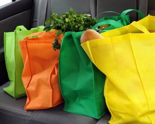 Réduire l'usage du plastique en utilisant des sacs en tissu pour faire ses courses