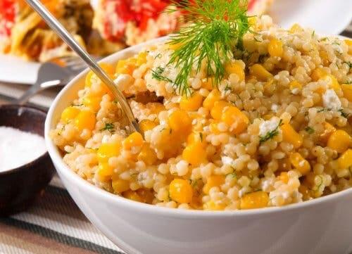 Des salades saines au quinoa et au maïs