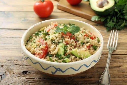 Apprenez à préparer des salades saines au quinoa