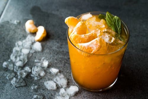 Un smoothie citrique au curcuma et à la mandarine