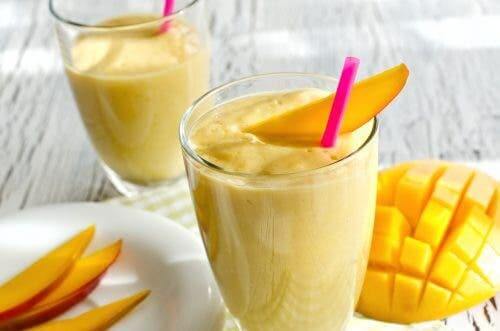 Réaliser un smoothie citrique au curcuma, à la mangue et à l'orange