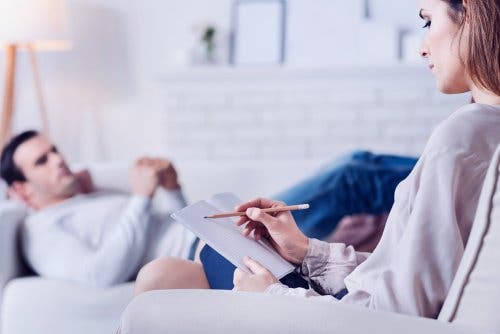 Un homme traitant sa philophobie chez le psychologue