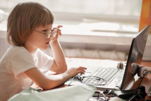 Gérer l'usage que fait l'enfant d'Internet pour lutter contre son anxiété sociale