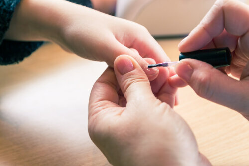 6 remèdes pour traiter les ongles jaunes et épais