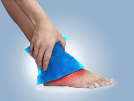 Application de froid pour apaiser la douleur découlant du syndrome du conflit antérieur de cheville