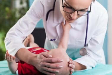 Un bébé chez le pédiatre.