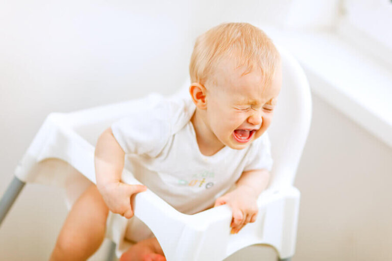 Mon bébé pleure après les repas : que faire ?