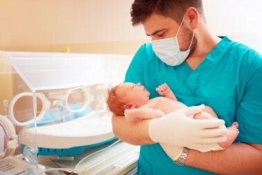Combien de temps un bébé prématuré doit-il rester à l'hôpital ?