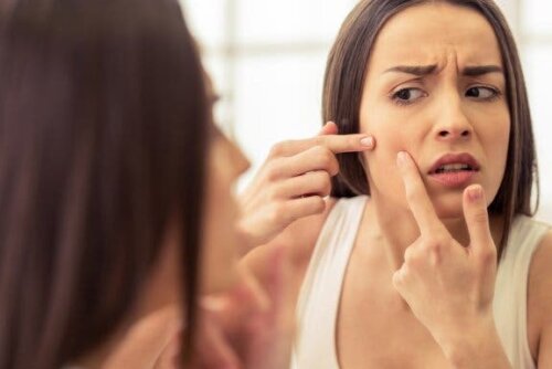 Pour prendre soin de votre peau, ne touchez pas à vos boutons !