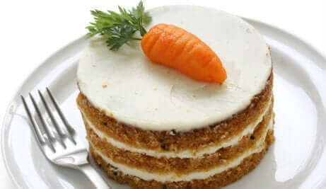 Un carrot cake avec un glaçage.