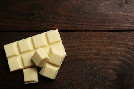 Carrés de chocolat blanc.