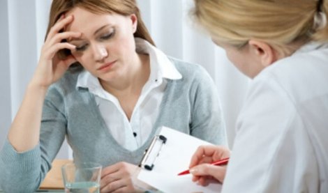 Une femme en consultation médicale pour cause de dysfonction sexuelle féminine