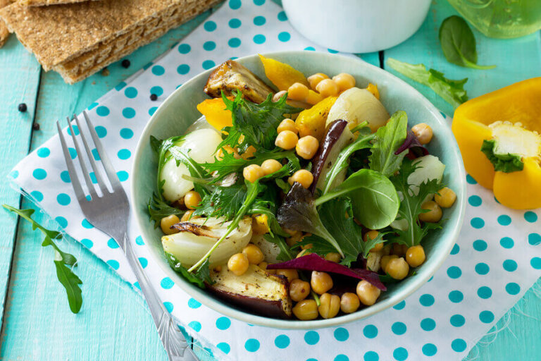 Délicieuse salade de pois chiches et d'aubergines