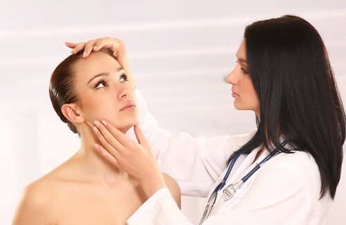 Une femme en consultation chez une dermatologue pour un épithélioma calcifié de Malherbe
