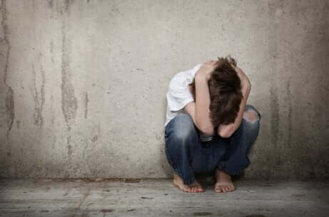 Un enfant en colère seul qui souffre de schizophrénie infantile